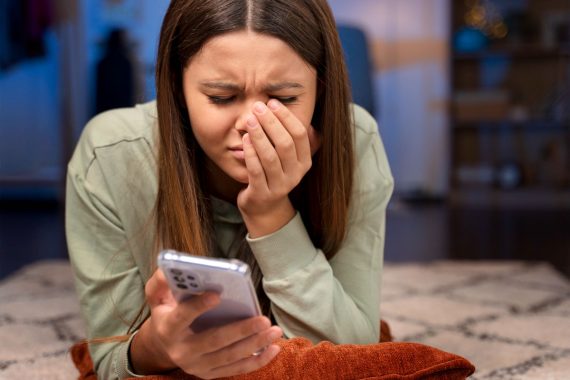 femme triste sur son smartphone