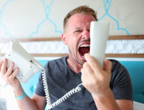 Homme en colère au téléphone