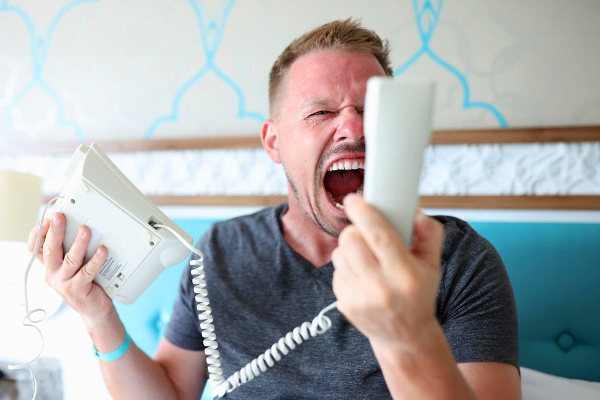 Homme en colère au téléphone