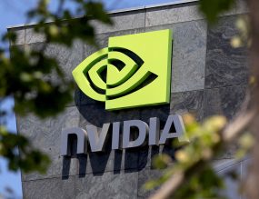 Logo Nvidia sur facade d'un bâtiment