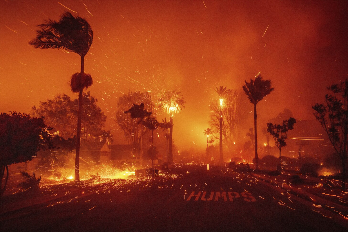 rue en flammes incendie à los angeles 2025