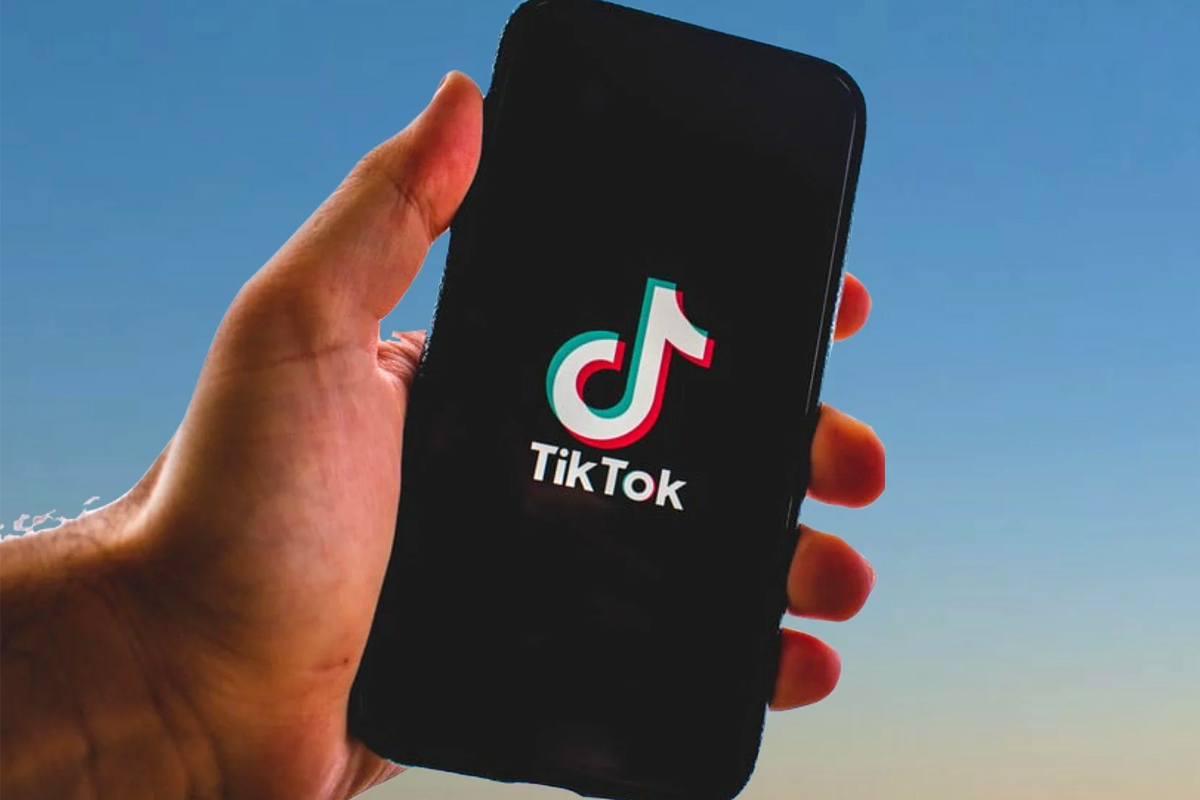 main tenant un smartphone avec Tiktok